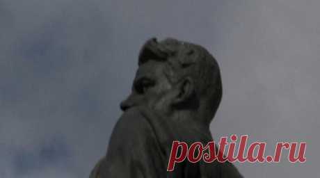 В подконтрольном Киеву Херсоне демонтировали памятник Владимиру Маяковскому. Памятник, посвящённый русскому поэту и драматургу Владимиру Маяковскому, снесли в подконтрольном Киеву Херсоне. Такую информацию привёл Telegram-канал «Деколонизация. Украина». Читать далее
