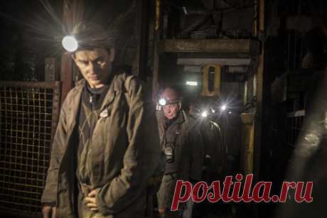 В угольном профсоюзе назвали способ повысить безопасность работы шахтеров. Первый заместитель председателя угольного профсоюза Рубен Бадалов заявил, что главный фактор, который заставляет людей игнорировать безопасность, это неправильное соотношение основного заработка и премиальной части. До сих пор на многих шахтах работодатели не соблюдают соотношение зарплат 70 на 30, завил он.