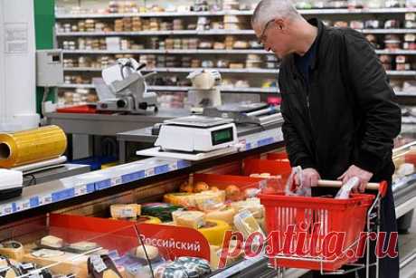 Продавцам и производителям товаров в России пригрозили из-за роста цен. Генеральная прокуратура предупредила производителей, поставщиков и продавцов социально значимых товаров об ответственности за обман и ценовые сговоры. Помимо этого, Минпромторгу предложено ввести единые требования к фасовке товара, чтобы исключить введение покупателей в заблуждение.