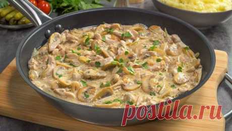 Сочная курица по-строгановски. Вкусный ужин без хлопот.
Это один из моих любимых рецептов для быстрого и сытного ужина. Всего за полчаса можно приготовить нежную курочку в сливочном соусе с грибами. Блюдо отлично сочетается с картофельным пюре, макаронами или рисом. 
Ингредиенты:
- Филе куриного бедра - 700 г
- Шампиньоны - 400 г
- Репчатый лук - 200 г
- Чеснок - 2 зубчика
- Мука - 1 ч.л.
- Сметана 20% - 200 г
- Растительное масло - 3 ст.л.
- Сливочное масло - 30 г
- Соль ...