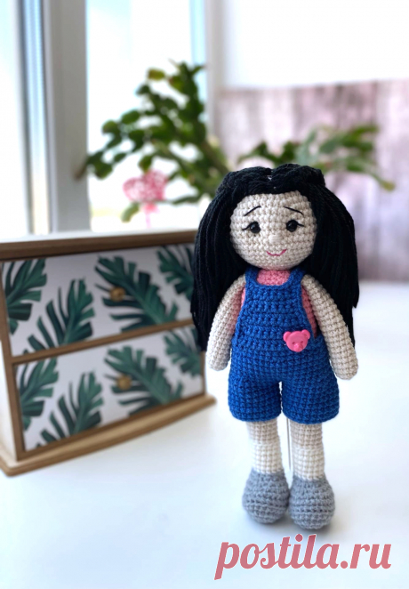 PDF Малышка Ася крючком. FREE crochet pattern; Аmigurumi doll patterns. Амигуруми схемы и описания на русском. Вязаные игрушки и поделки своими руками #amimore - кукла в комбинезоне, куколка, девочка.