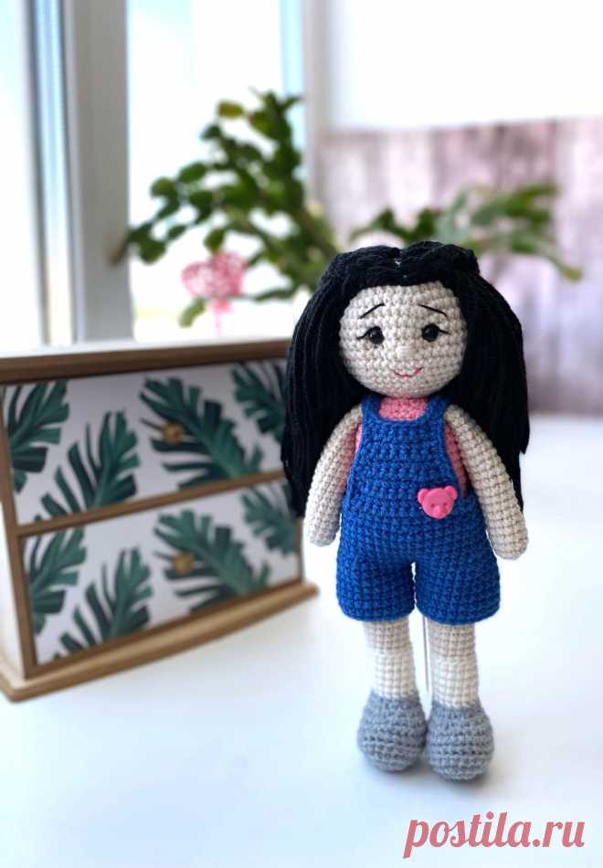 PDF Малышка Ася крючком. FREE crochet pattern; Аmigurumi doll patterns. Амигуруми схемы и описания на русском. Вязаные игрушки и поделки своими руками #amimore - кукла в комбинезоне, куколка, девочка.