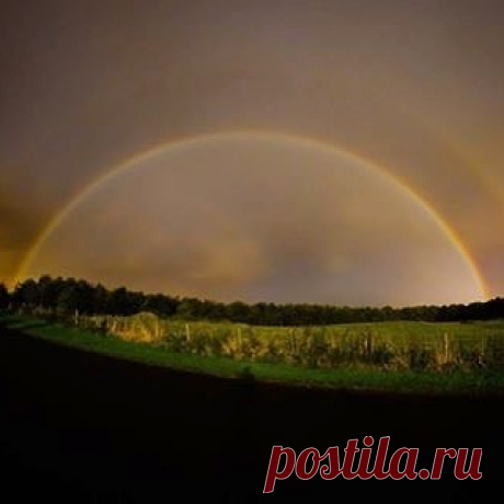 BBC Yorkshire в Instagram: «Ever heard of a moonbow? I hadn't until I saw this photograph taken by Ben Gwynne in the Dales above Skipton last night. Anyway, it's like a rainbow but it uses light from the moon rather than the sun. Pretty cool, wouldn't you say? 🌕🌈»