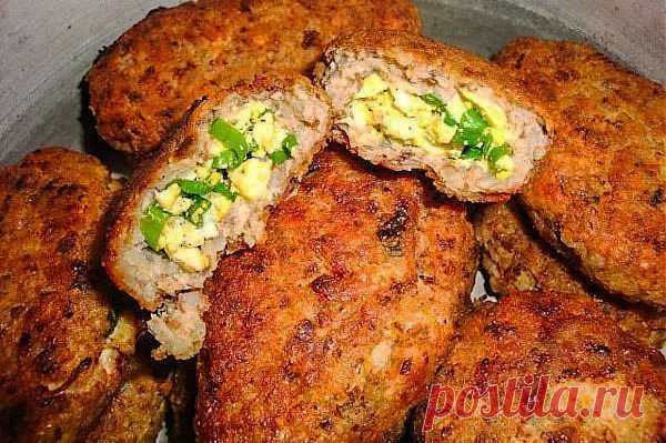 Гречневые зразы с куриным филе, зеленым луком и яйцом.