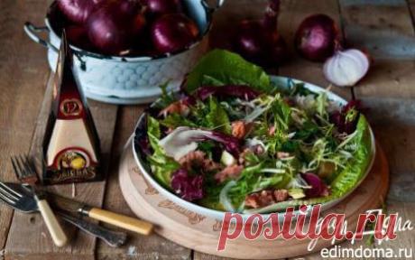 Салат из копченой рыбы с авокадо, красным луком и сыром