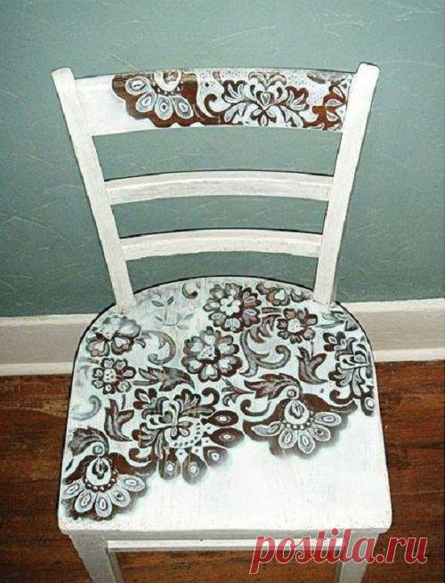 Мастерица делает декупаж с помощью шторы и баллончика. Выглядит потрясающе