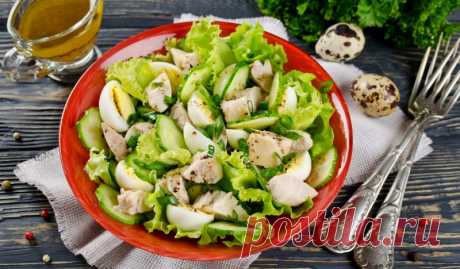 Салат из печени трески с огурцами и яйцами - Лайфхакер