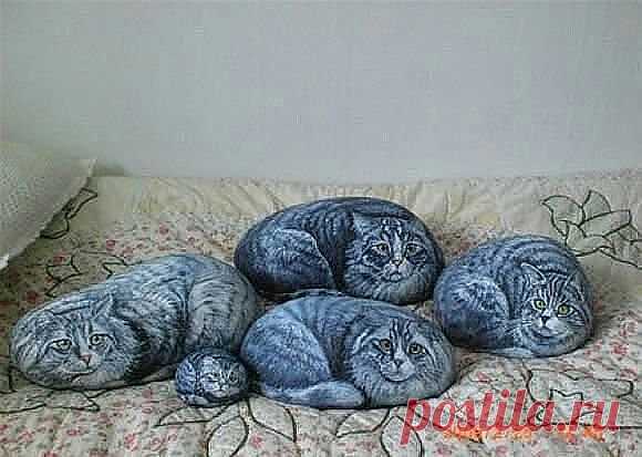 Каменные кошки