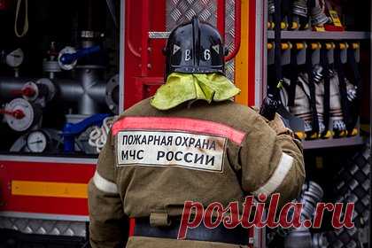 Россиянин поджег собственный дом с женой и сыновьями внутри. Ночью в Гвардейске Калининградской области мужчина поджег свой дом с женой и сыновьями внутри. Инцидент произошел на улице Советской около трех часов ночи. По словам очевидцев, 46-летний предприниматель облил свой дом горючим и заперся в бане. Всю семью из четырех человек госпитализировали.