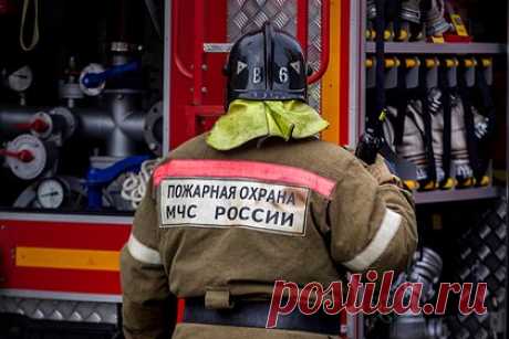 Россиянин поджег собственный дом с женой и сыновьями внутри. Ночью в Гвардейске Калининградской области мужчина поджег свой дом с женой и сыновьями внутри. Инцидент произошел на улице Советской около трех часов ночи. По словам очевидцев, 46-летний предприниматель облил свой дом горючим и заперся в бане. Всю семью из четырех человек госпитализировали.