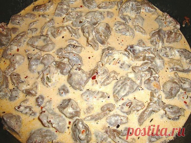 7 рецептов приготовления вкуснейших куриных желудков. Очень дешево и очень вкусно!!!
РЕЦЕПТ ПЕРВЫЙ: КУРИНЫЕ ЖЕЛУДКИ ПО-БЫСТРОМУ
Понадобится: 500г куриных желудков, 2 луковицы, 3 ст.л. растительного масла, ½ ч.л. соды, специи по вкусу, соль.
Промыть и обсушить пупочки. Мелко нарезать лук, выложить его в казан с разогретым маслом, жарить до зарумянивания. Добавить к луку желудки, обжарить до выделения сока, всыпать соду (соду добавляют при готовке жилистого, сухого мяса, жел...