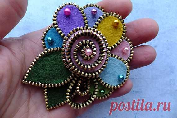 Pastel Flower Zipper Felt Brooch от MsLolaCreates на Etsy