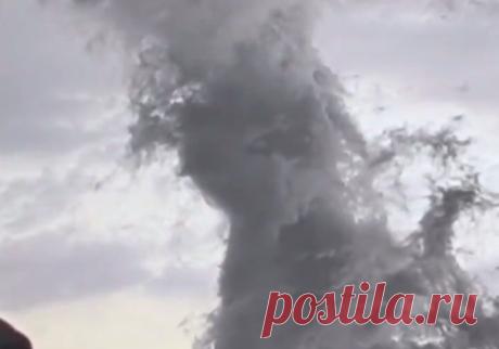 Жители США сняли на видео "рваное торнадо". "Рваное торнадо" удивило американцев из штата Пенсильвания. Кадры редкого атмосферного явления появились в сети. Местные заметили над крышами домов нечто, похожее на торнадо. На самом деле так формируются облака "скад" ...