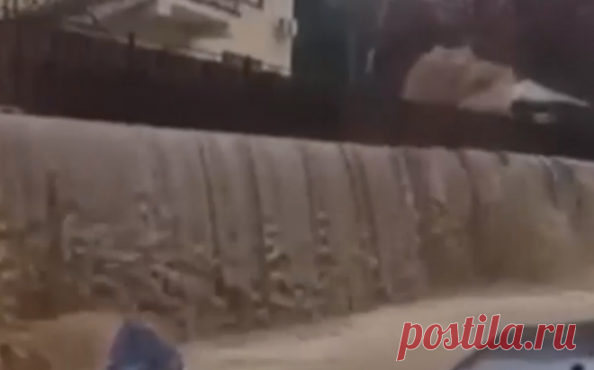 Последствия сильного ночного ливня в Сочи. Видео. В Сочи в ночь с 7 на 8 августа прошел сильный ливень.