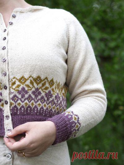 Самые свежие новости с Ravelry.
Чудесный жакет с жаккардовой дорожкой по низу от Jarbo Garn

Схема. Описание имеется, но его необходимо переводить. Отметьтесь в комментариях, если нужен перевод на русский язык.