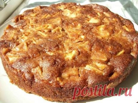 Медовый пирог с яблоками.
Быстро и очень вкусно!

Ингредиенты 
-Кефир или ряженка — 120-150 мл. 
-Сливочное масло — 100 г. 
-Сахар — 100 г. 
-Яйцо — 2 шт. 
-Мука — 300 г. 
-Мед — 2 ст. ложки 
-Сода — 1 ч. ложка 
-Яблоки — 2-3 шт. 
-Растительное масло — для смазывания формы 
Приготовление
Шаг 1 Яйцо растереть с сахаром и размягчённым сливочным маслом до однородности. Влить кефир или ряженку, добавить соду. Тщательно перемешать и оставить на 10-15 минут. 
Шаг 2 Влить жидкий ...