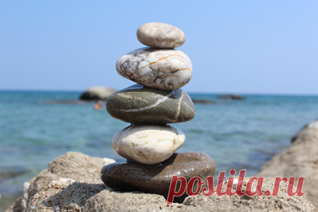 Спрячьте в песок какой-нибудь предмет и попросите ребенка найти его, предварительно нарисуйте карту, придумайте задания и устройте настоящий квест по поиску сокровищ.