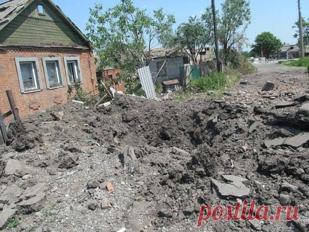 Андрей Полынский
Так выглядят сейчас улицы Семёновки. Местные жители сообщают, что из Семёновки уехали половина население... Половина... Но другая половина - осталась. Людям просто некуда ехать...