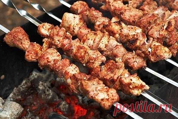 9 заповедей шашлычника и 5 популярных маринадов для шашлыков! Забирай на стену, чтобы не забыть!

Итак:

1. Лучший вкус жареного мяса — это просто вкус жареного мяса. Плюс немножко соли, плюс немножко свежемолотого перца. Если тебе уж так необходимо этот вкус «улучшить» — делай это максимально деликатно. В качестве маринада я редко использую что-то кроме нарезанного четвертинками колец, слегка размятого, чтобы дал сок, лука, смешанного с приправами — зирой, кориандром, пап...
