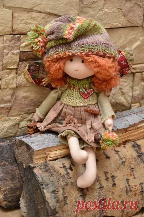 Праздник медового цвета Купить или заказать Праздник медового цвета в интернет-магазине на Ярмарке Мастеров. Пошла топить печь. Приношу на кухню дрова и вижу: сидит девчоночка. Волосики рыжие, шапочка со свитерком зеленых оттенков с медовыми вкраплениями, крылышки пестренькие, лоскутные, а в руках палочки корицы держит. Где-то бубенчик бренчит с переливами. Пригляделась, а это у нее в руке бубенец вместе с маленьким пушистым помпоном. Вот тебе и праздник медового цвета.