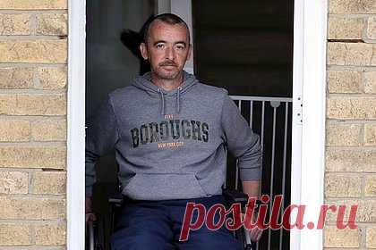 Мужчина случайно порезался на работе и лишился обеих ног. 45-летний Даррен Спенс лишился обеих ног из-за возникшего воспаления после того, как случайно поранил руку. Мужчина порезался во время работы с машиной для измельчения картона на складе в Великобритании. Спустя неделю самочувствие Спенса ухудшилось, он начал страдать от рвоты, диареи и учащенного сердцебиения.