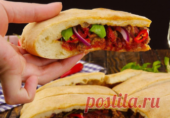 Накрываем сковородку тарелкой и переворачиваем