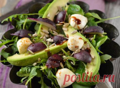 Салат с редисом, авокадо и моцареллой - кулинарный пошаговый рецепт с фото на KitchenMag.ru