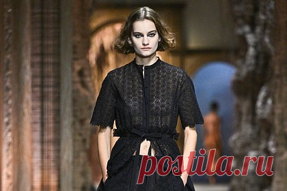Российская модель приняла участие в показе Dior на Неделе моды в Париже. Модель Алина Болотина из Санкт-Петербурга приняла участие в показе коллекции весна-лето — 2023 бренда Dior на Неделе моды в Париже. На размещенных кадрах россиянка предстала в черном кружевном наряде, который состоял из коротких шортов, кофты и юбки-накидки. Кроме того, образ манекенщицы дополняли гольфы и туфли.