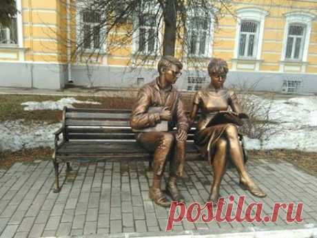 Памятник Шурику и Лидочке в Рязани 😊