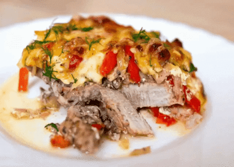 Мясо в фольге с грибами и помидорами. Попробовала сделать дома, вкусно очень получилось. Советую сделать, да и не забудьте поделится как у вас получилось))) 
Очень похоже на мясо по-французски, но я сделала несколько изменений в приготовлении это блюда! Мясо получается оооочень сочным и безумно вкусным! 
Итак, продукты: 
-4 куска мяса, примерно 600-800 гр.
Я обычно заранее мариную мясо, лучше его оставить на ночь в холодильнике. Маринад люблю такой: соль, специи и по 1 ст.л. майонеза, горчицы
