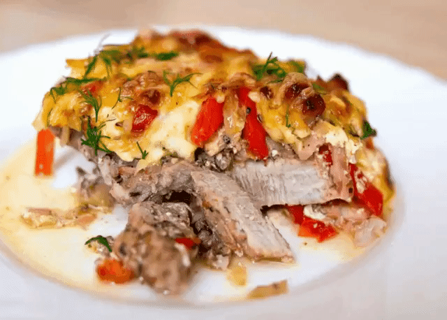 Мясо в фольге с грибами и помидорами. Попробовала сделать дома, вкусно очень получилось. Советую сделать, да и не забудьте поделится как у вас получилось))) 
Очень похоже на мясо по-французски, но я сделала несколько изменений в приготовлении это блюда! Мясо получается оооочень сочным и безумно вкусным! 
Итак, продукты: 
-4 куска мяса, примерно 600-800 гр.
Я обычно заранее мариную мясо, лучше его оставить на ночь в холодильнике. Маринад люблю такой: соль, специи и по 1 ст.л. майонеза, горчицы