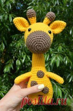 Вязаный жираф крючком амигуруми