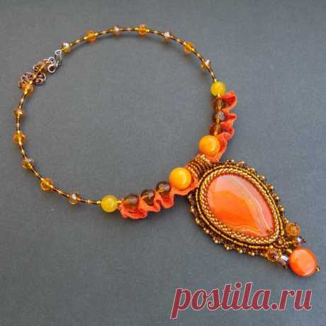 Кулон Для рыжих и не очень. В работе использованы агат, кальцит, кружево, чешский бисер, хрустальные и стеклянные бусины, изнанка - натуральная кожа. / Семейные традиции