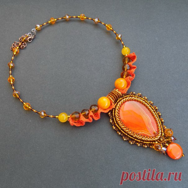 Кулон Для рыжих и не очень. В работе использованы агат, кальцит, кружево, чешский бисер, хрустальные и стеклянные бусины, изнанка - натуральная кожа. / Семейные традиции