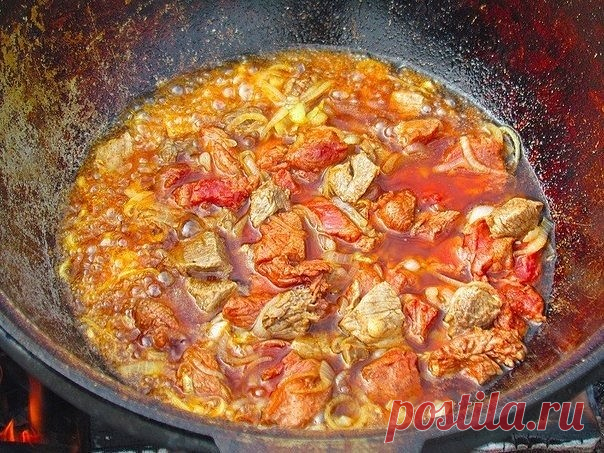 Бограч — венгерский суп

Ингредиенты:

Говядина — 1 кг
Помидоры, обесшкуренные — 4 шт.
Перец болгарский — 3 шт.
Картошка, нарезать крупными дольками
Острый перец — 1 шт.
Лук репчатый — 4 шт.
Марковка — 2–3 шт.
Фасоль в томатной пасте (не обязательно)
Масло для жарки, в идеале, конечно, жир или курдюк
Бульон или вода
Паприка, соль, перец, чеснок, петрушка

Приготовление:

1. Прокалив масло, закидываем лук, обжариваем.
2. Затем добавляем пару столовых ложек паприки в масло и...