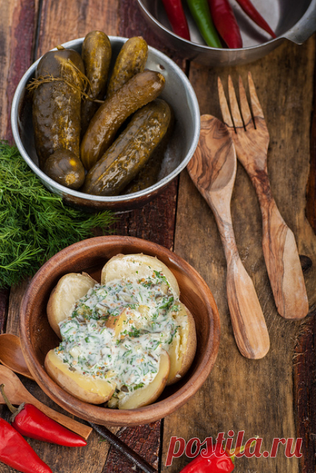 Теплая картофельная закуска с соусом из йогурта с маринованными огурчиками 











 Продукты и идея простые и доступные. Классно идет под водку\селедку и прочую закусь такого плана;)Нам понадобится:- картофель небольшого размера ( рассчитывать исходя из аппетита едоков)-…