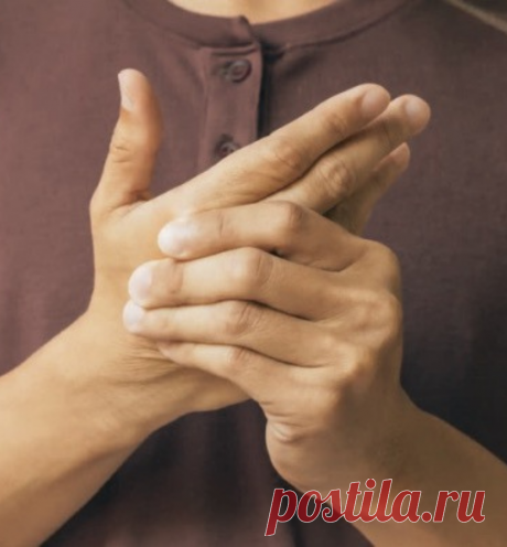 Почему в пожилом возрасте руки начинают неметь
Популярная проблема, с которой мы сталкиваемся с возрастом — это неприятные ощущения покалывания и онемения в руках. Очень часто руки немеют после сна или дневного …
Читай дальше на сайте. Жми подробнее ➡