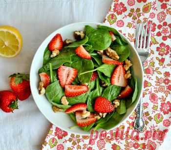 Клубничный салат со шпинатом к шашлыку