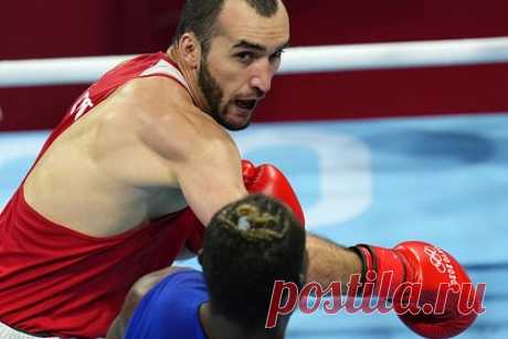 Россияне завоевали золото на чемпионате мира по боксу. Россияне Шарабутдин Атаев и Муслим Гаджимагомедов завоевали золото на чемпионате мира по боксу 2023 года. Атаев, выступающий в весовой категории до 86 килограммов, победил азербайджанца Лорена Альфонсо Домингеса. В весовой категории до 92 килограммов Гаджимагомедов победил итальянца Азиза Аббеса.