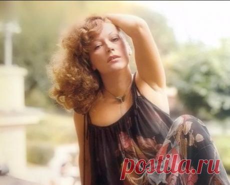 Шестнадцать букв - всего три слова,
Старо - но лучше не сказать!
Красиво, кратко, по-простому,
Но здорово - ни дать, ни взять.
В них всё сплелось, печаль и радость,
Глубокий смысл бытия,
И ожидание встреч, и сладость 
От поцелуя на устах. 
Страх потерять, и счастья слёзы,
Тепло июня, холод января...
Любви поэзия и жизни проза: 
...НЕ ОТРЕКАЮТСЯ, ЛЮБЯ...