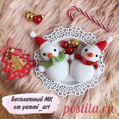 PDF Снеговичок крючком. FREE crochet pattern; Аmigurumi doll patterns. Амигуруми схемы и описания на русском. Вязаные игрушки и поделки своими руками #amimore - снеговик, Новый год, маленький снеговичок для начинающих.