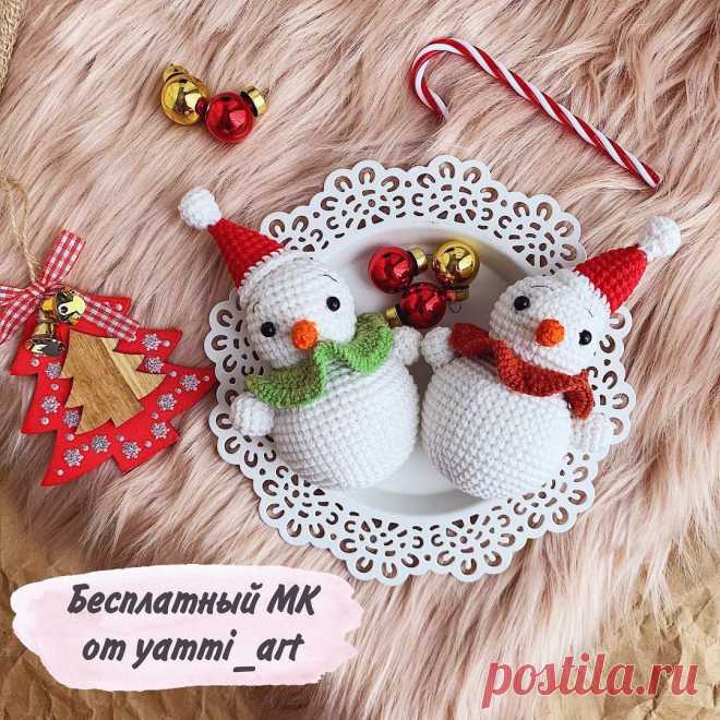 PDF Снеговичок крючком. FREE crochet pattern; Аmigurumi doll patterns. Амигуруми схемы и описания на русском. Вязаные игрушки и поделки своими руками #amimore - снеговик, Новый год, маленький снеговичок для начинающих.