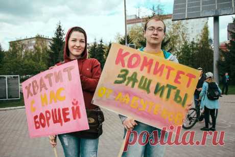 «Здесь вам не Москва» и все плакаты Монстрации: фоторепортаж