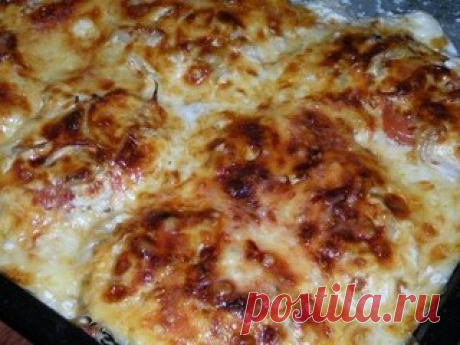 МЯСО ПО-ФРАНЦУЗСКИ Ингредиенты: ● 1 кг мясо свинины ● 3 луковицы ● 3 помидора ● 350 гр сыра ● перец молотый, соль ● майонез Приготовление: Хорошо отбиваем мясо. Каждую сторону мяса посыпаем перцем и солью и выкладываем на протвень. Режем кольцами помидор и кладем по два кружочка на мясо.Далее режем кольцами лук и также выкладываем на мясо.Все это поливаем майонезом.Трем сыр на большой терке и посыпаем мясо.Ставим в разогретую духовку 180-200 градусов на минут 50. Приятного аппетита!