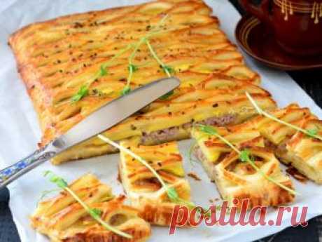 ПИРОГ ИЗ СЛОЕНОГО ТЕСТА С СЫТНОЙ НАЧИНКОЙ Попробуйте – это очень вкусно! Состав: Тесто слоеное дрожжевое — 500 г; Сыр твердый тертый — 4 ст.л.; Помидор — 1 шт; Фарш (свиной) — 100 г; Картофель — 2 шт; Яйцо — 1 шт; Соль Ароматные травы Чеснок сушеный, молотый Приготовление: Тесто лучше брать не порезанное на квадраты, а...