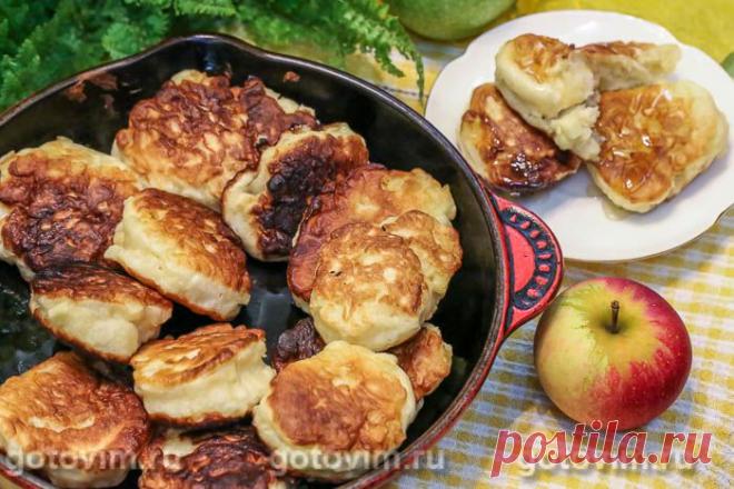 Рацухи - пышные польские оладьи с яблоками. Рецепт с фото Рацухи с яблоками (Racuchy z jablkami) или пышные дрожжевые оладьи с кусочками яблок - это старинное польское блюдо. Оно настолько простое и вкусное, что вряд ли вы устоите перед соблазном обязательно замесить тесто и нажарить целую сковороду румяных оладий. Яблоки берите кисло-сладкие или совсем кислые, потому что в после жарки в тесте они частично потеряют свою кислоту, но придадут выпечки яркий аромат.


