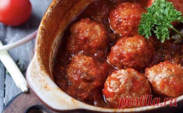 Скатываем гречку как фрикадельки и делаем с соусом - Steak Lovers - медиаплатформа МирТесен Гречку у нас привычно используют только в качестве гарнира, но на самом деле у этой крупы гораздо больший потенциал. Мы скатаем ее с фаршем как фрикадельки, добавим соуса и сделаем главным блюдом вечера. Для приготовления нам понадобится кило фарша, 50 граммов отварной гречки, луковица, морковь, 2