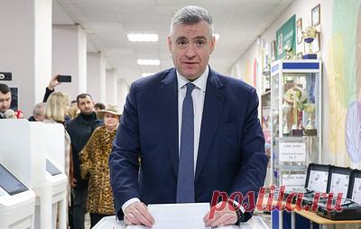 Слуцкий проголосовал на выборах президента традиционным способом. Он отдал свой голос на избирательном участке, который находится в здании школы № 1236 имени С. В. Милашенкова