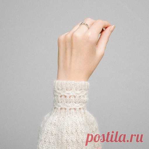 Интересная резинка спицами.

Как вязать:
Вяжем 6 рядов резинки любимым способом. Я вяжу довольно необычным. Резинка начинается с лицевой петли и заканчивается изнаночной. Далее вяжем каждые две петли вместе лицевой, чтобы лицевая оказалась сверху, т. е. с наклоном влево. Следующий ряд получается изнаночным — первую петлю вяжем лицевой, вторую снимаем с накидом. Так чередуем до конца ряда.

В лицевом ряду провязанные петли вяжем изнаночными, а снятые продолжаем снимать с на...