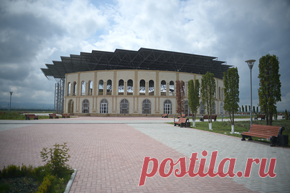 В летнем амфитеатре Назрани состоялся вечер романса. В летнем амфитеатре Назрани прошел концерт артистов Государственной филармонии имени Ахмета Хамхоева «Вечер романса». Так, под аккомпанемент фортепьяно в Малом зале прозвучали лучшие произведения жанра в исполнении Фираи Кадыровой. Одним из гостей события стал Министр культуры Республики Ингушетия.